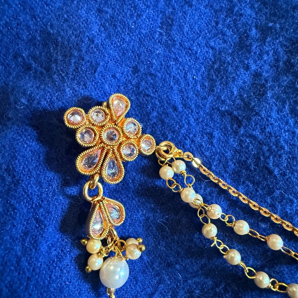 Elegant Gold and Pearl Women's Necklace